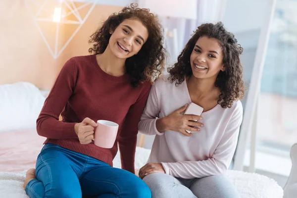 Menina mente positiva sorrindo amplamente enquanto olha para a câmera — Fotografia de Stock