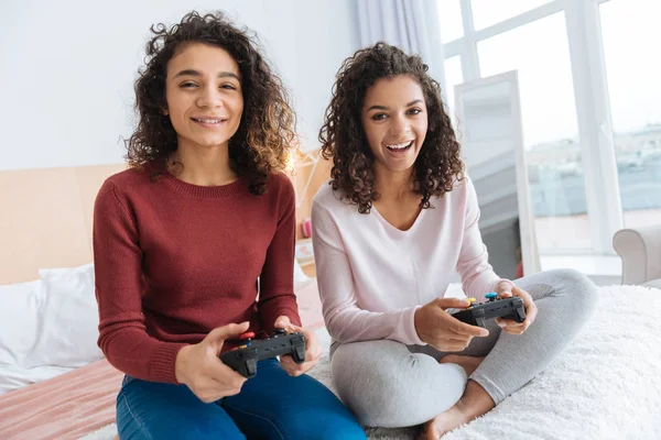 Chicas emocionadas jugando videojuegos juntos —  Fotos de Stock