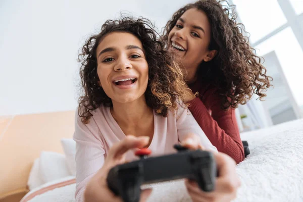 Chica radiante jugando videojuegos en casa —  Fotos de Stock