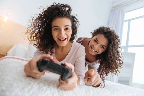 Ενθουσιασμένος για νεαρές κυρίες σε casual παίζοντας βιντεοπαιχνίδια — Φωτογραφία Αρχείου