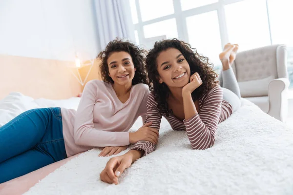 Sœurs extrêmement heureuses profitant du temps libre à la maison — Photo