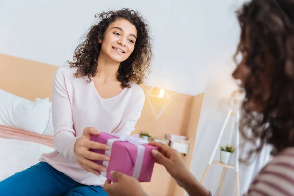 Menina bonita dando seu melhor amigo presente — Fotografia de Stock