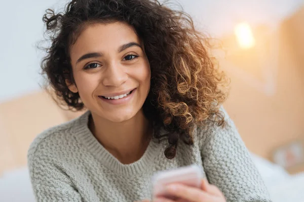 Beaming young lady looking into camera — Stock Photo, Image