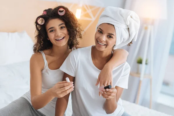 Jovens senhoras relaxadas sorrindo enquanto se preparam para a celebração — Fotografia de Stock