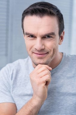 Kurnaz hoş adam şaka ile geliyor