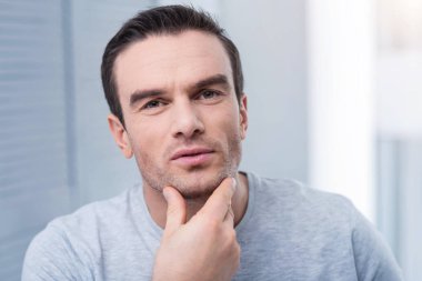 Yakışıklı adam onun kıllar dokunarak musing