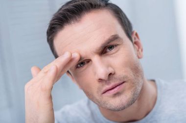 Ciddi tomurcuklanma adam baş ağrısı vardır