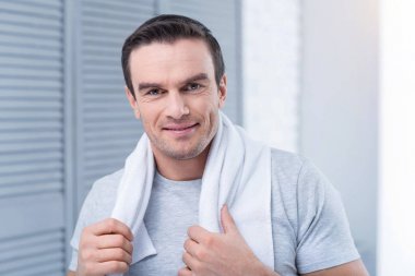 Neşeli pozitif adam eğitimden sonra mevcut