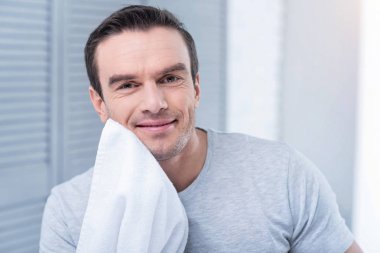 Tıraştan sonra silinerek güzel güçlü adam