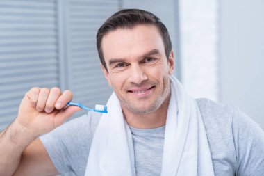 Emin yakışıklı gülümsemesi parlatma