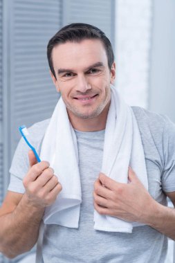Mutlu mutlu adam tutarak diş fırçası
