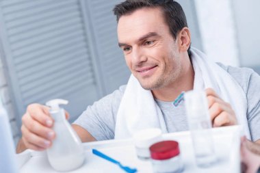 Onun sağlığı bakımı serin adam gay