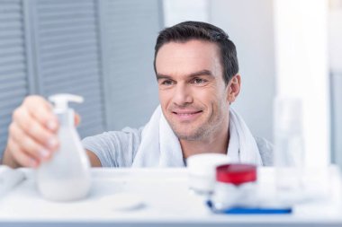 Mutlu mutlu adam gün için hazırlanıyor