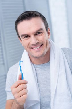 Neşeli odaklı adam dişlerini Temizleme