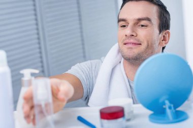 Neşeli yakışıklı adam için tonik germe