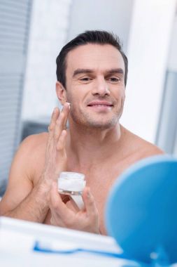 Özenli adam yüz kremini uygulamadan ilham