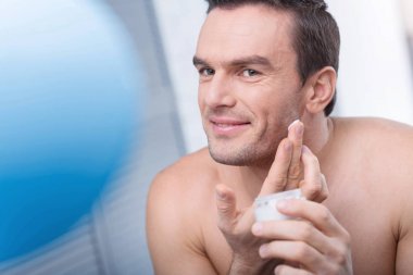 Olağanüstü muhteşem adam alarak duş sonra