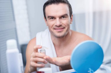 İyi görünümlü esmer adam onun sabah başlıyor