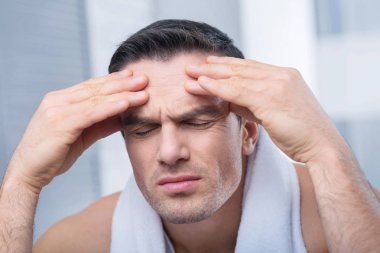 Esmer güzel adam kafasını Masaj