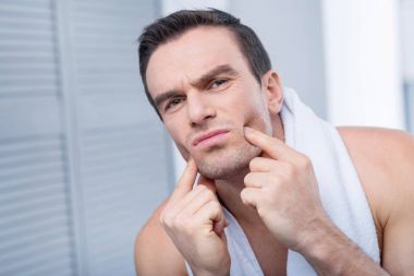 Çok güzel kasvetli adam fark değerlendirilmesi