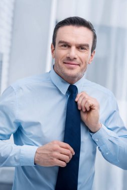 Kravatını kontrol şirin güzel adam