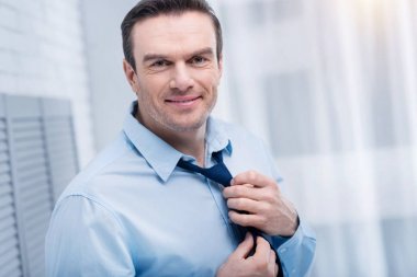 Sevimli şirin adam gitmeye hazır