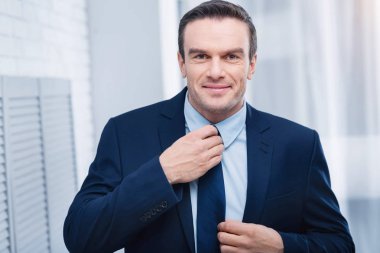 Kostüm giyen mutlu neşeli adam