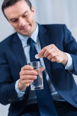 Hevesli mutlu adam alarak aspirin