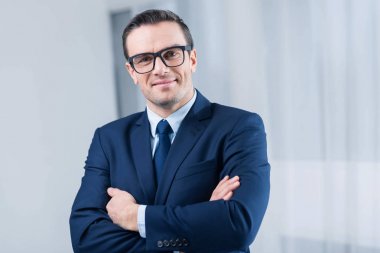 Muhteşem enerjik adam onun cazibesinin gösterilen