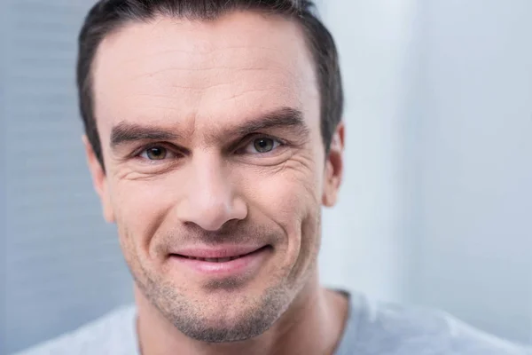 Bom homem feliz sorrindo para a câmera — Fotografia de Stock