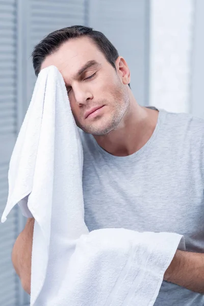 Junger schöner Mann ruht sich nach dem Training aus — Stockfoto