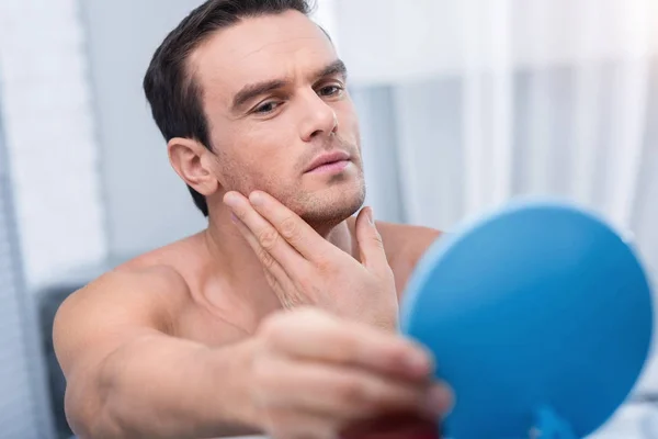 Magnet selbstbewusster Mann beobachtet Ergebnisse — Stockfoto