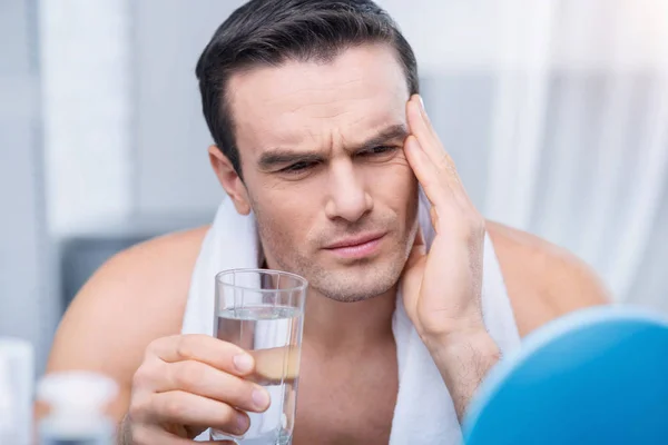 Stressante uomo ansioso che soffre di mal di testa — Foto Stock