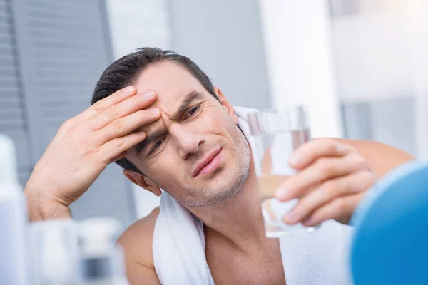 Hombre enojado sin esperanza experimentando dolor — Foto de Stock