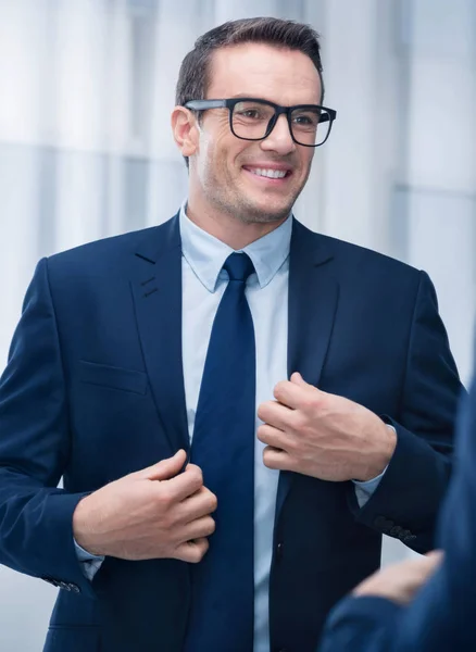 Veselá veselý muž nosí brýle — Stock fotografie