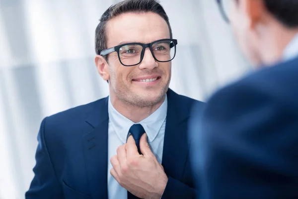 Aantrekkelijke aangename man uitdaging voorbereiden — Stockfoto