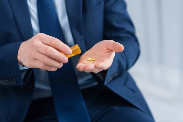 Manliga anbud händer redovisade piller — Stockfoto