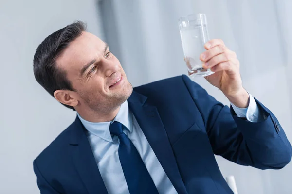 Allegro uomo ottimista guardando l'acqua — Foto Stock