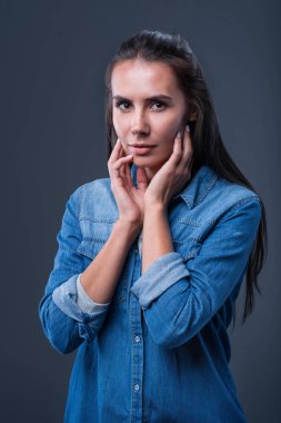 Çok güzel çekici kadın onun düşüncelerinde kaybetti