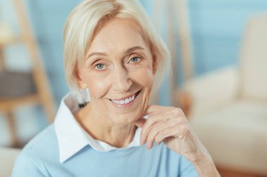 Kızı için beklerken gülümseyen güzel üst düzey Bayan