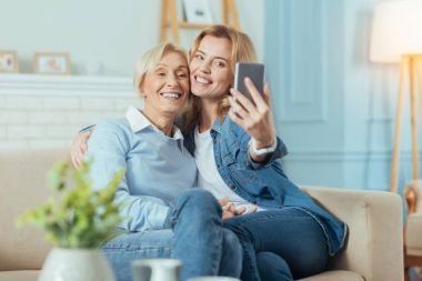 Pozitif genç torunu ile fotoğraf çekme ilerici yaşlı kadın