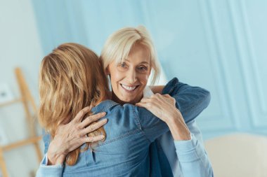 Genç ve güzel torunu sarılma özenli tür büyükanne