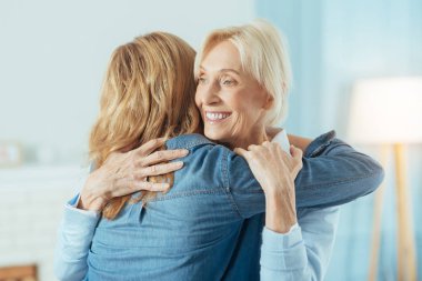 Sevimli genç torunu karşılarken mutlu görünüyordu kadın kıdemli