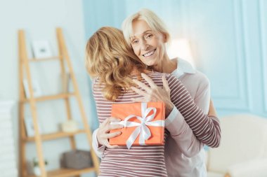 Duygusal emekli bir hediye tutarak tür torunu sarılma