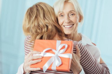 Heyecanlı emekli şirin torunu sarılma iken bir hediye ile ayakta