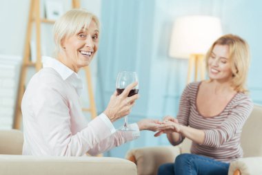 Üst düzey kadın torunuyla bir nişan yüzüğü görürken mutlu hissediyor