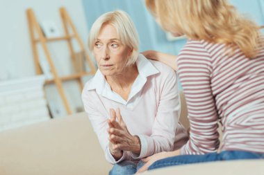 Onun sağlığı konusunda endişeli duygu ciddi yaşlı kadın