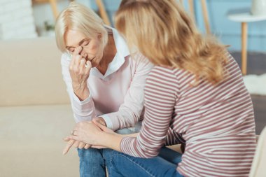 Genç tür kadın hasta yorgun büyükannesi destekleyen