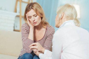 Kadın kafasını ile nazik bir büyükanne otururken dokunmadan