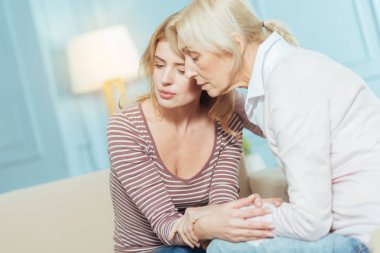 Sarılma ve torunuyla destekleyen tür özenli emekli